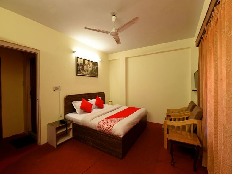 Oyo 13586 Hotel Monarch