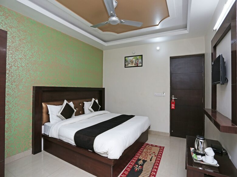 Oyo 14220 Hotel B R International
