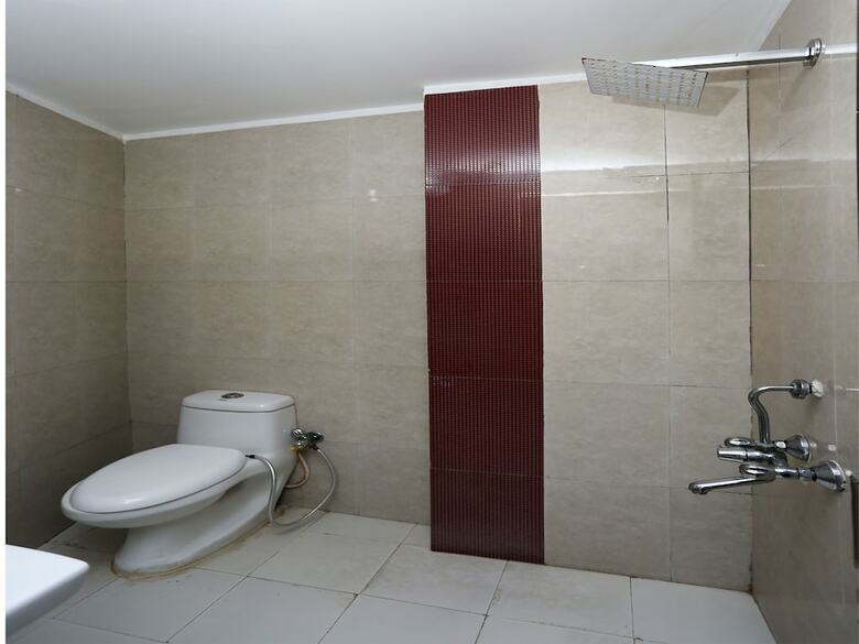 Oyo 14220 Hotel B R International