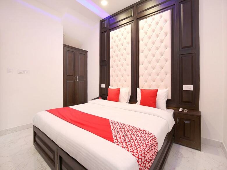 Oyo 11034 Hotel Jd Plaza