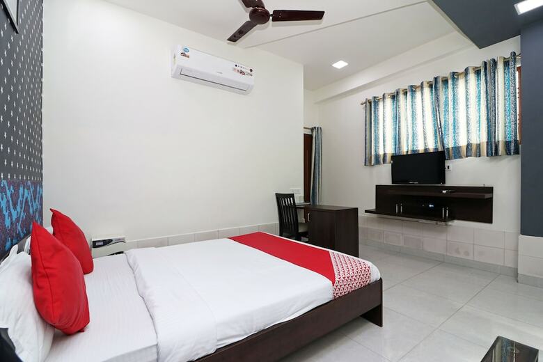 Oyo 13493 Hotel Vridhi Inn