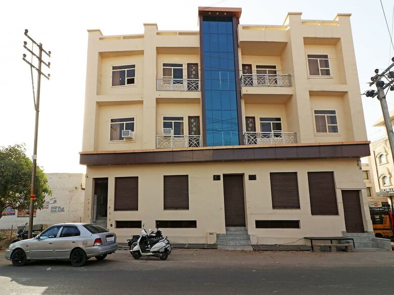 Oyo 13136 Hotel Taj Ansh 2