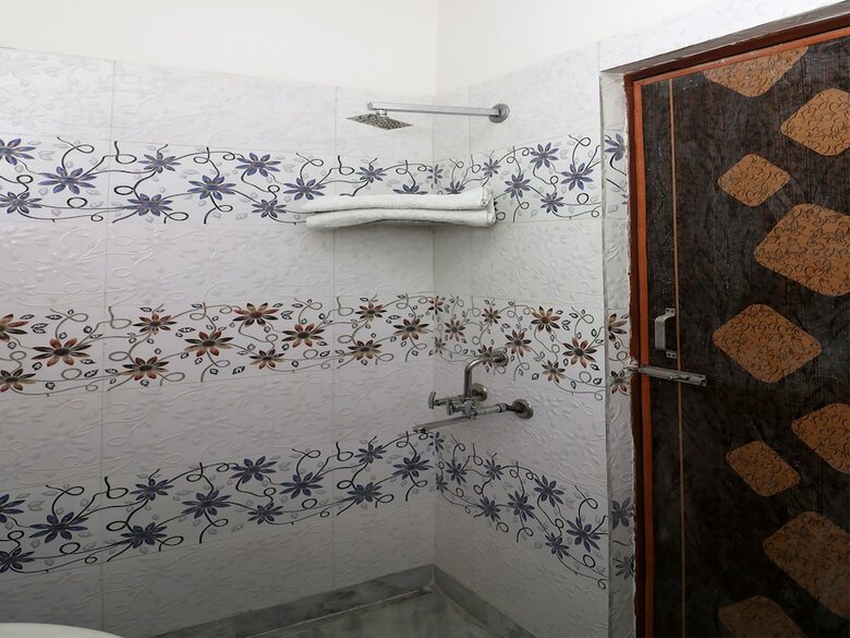 Oyo 13136 Hotel Taj Ansh 2
