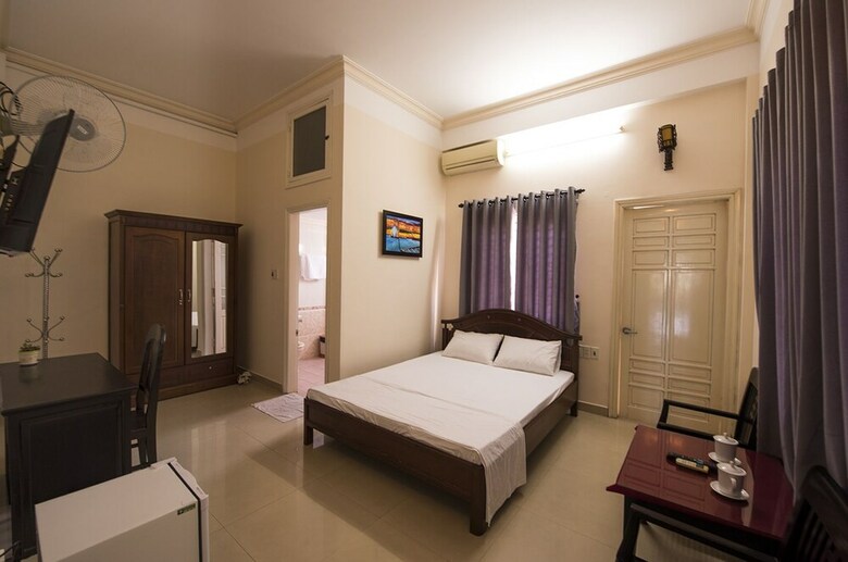 Hotel Three Palms Homestay