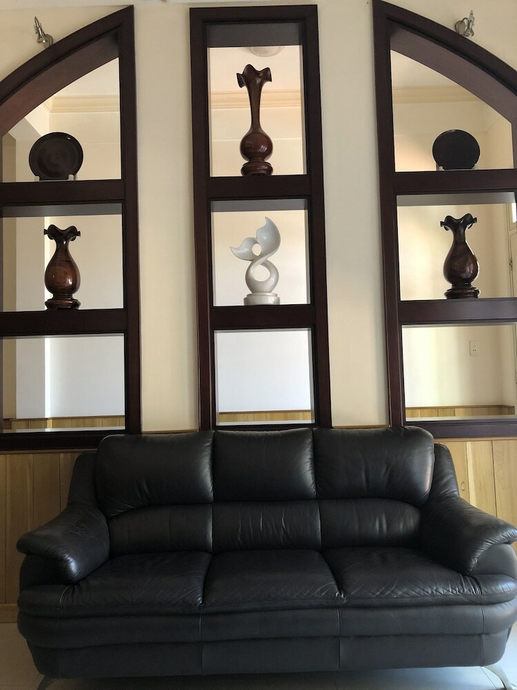 Hotel Three Palms Homestay