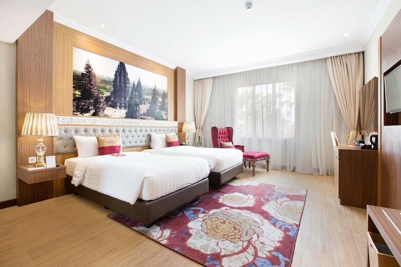 Hotel Ramada Suites By Wyndham Solo