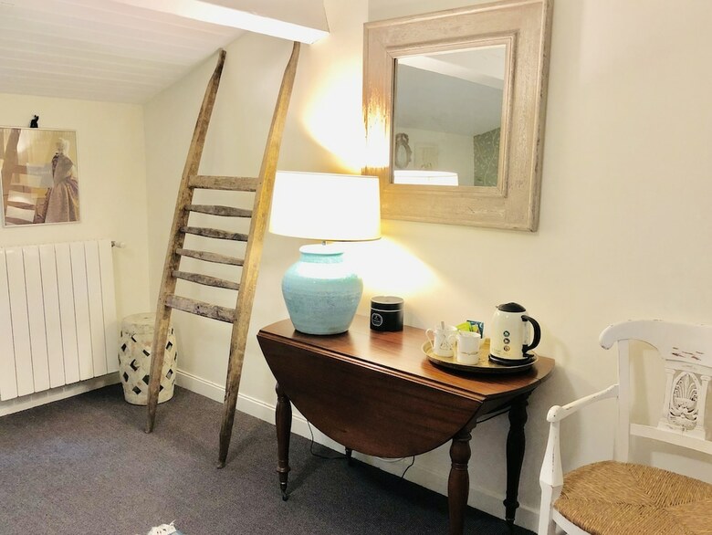 Hotel Du C�t� De L'ombri�re