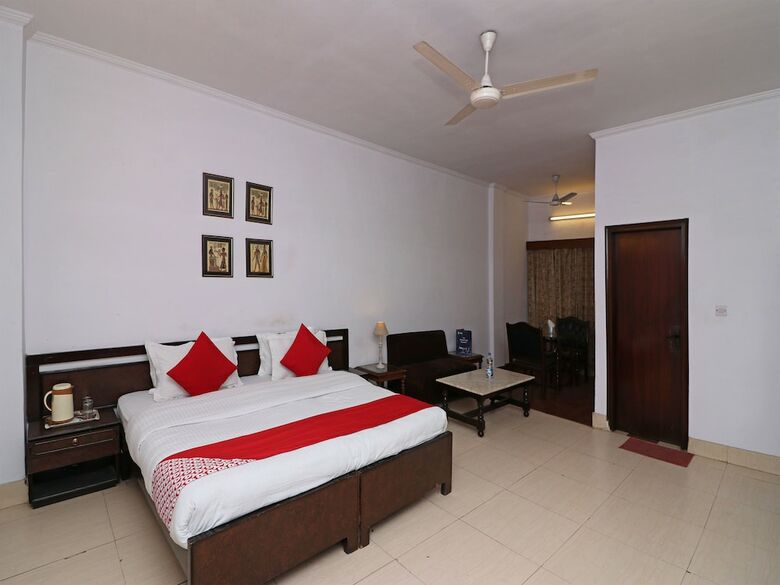 Oyo 14837 Hotel Uberoi Anand