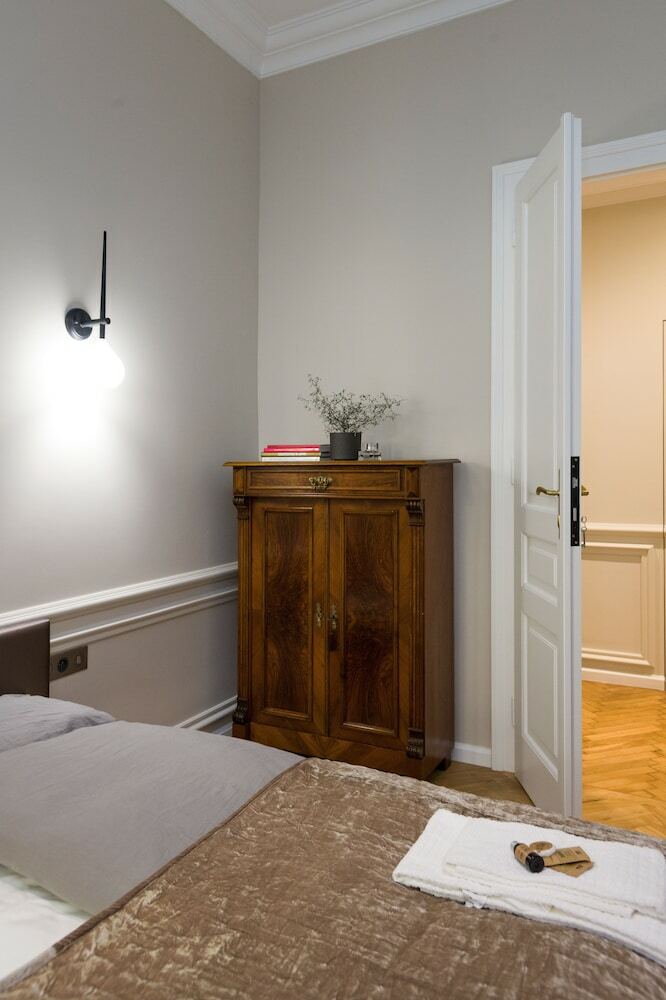 Paulove Apartments