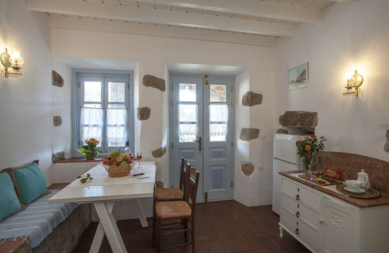 Apartamentos Theologos Houses