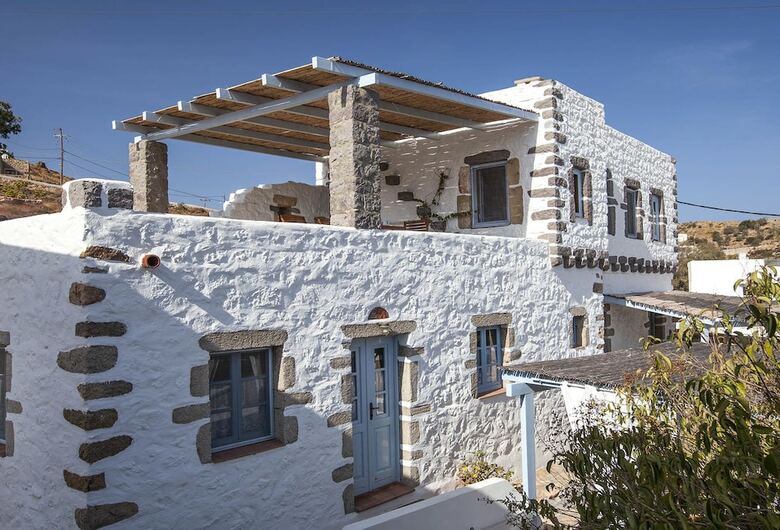 Apartamentos Theologos Houses