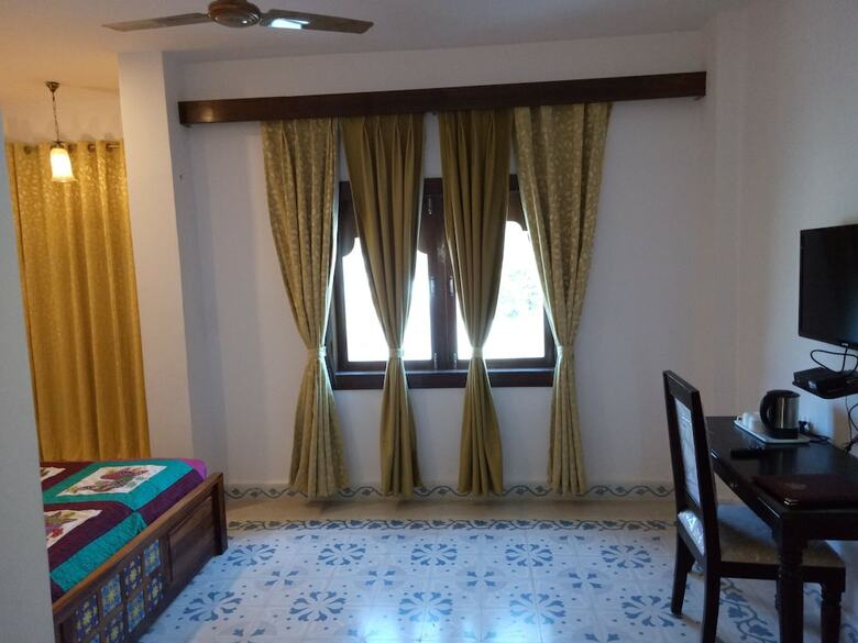Hotel Castle Narela Lake Resort