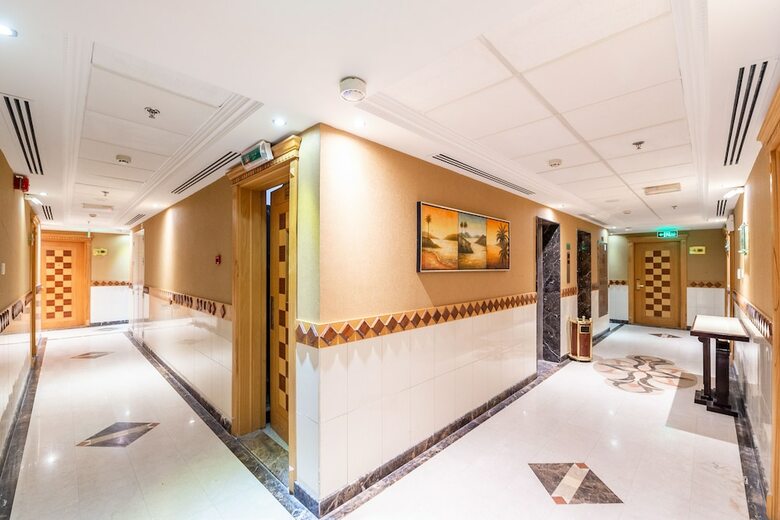 Oyo 122 Crystal Plaza Hotel