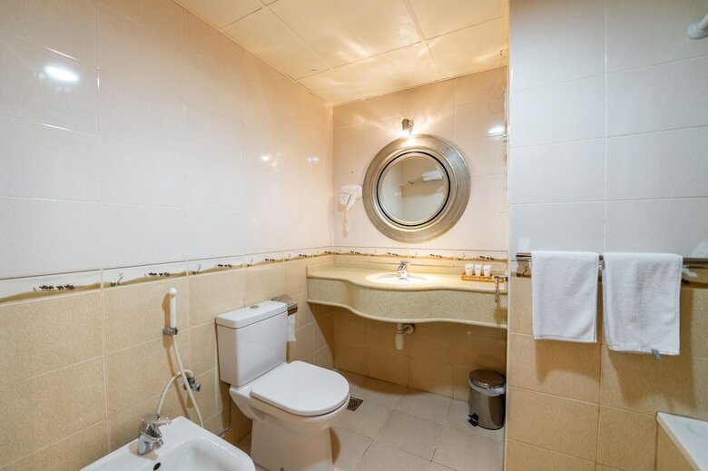 Oyo 122 Crystal Plaza Hotel