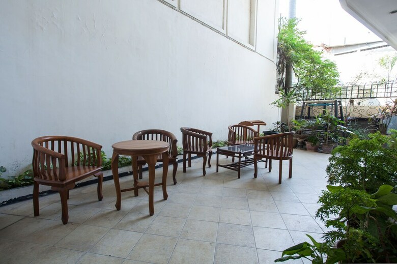 Hotel Reddoorz @ Raya Ngagel 2