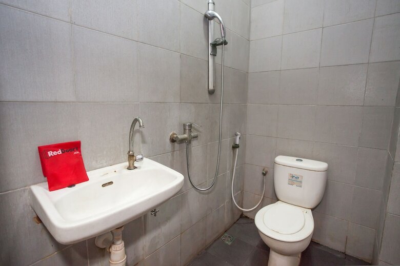 Hotel Reddoorz @ Raya Ngagel 2