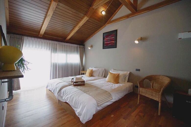 Hotel Yellow Pillow Village