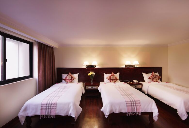 Smiling Deluxe Hotel