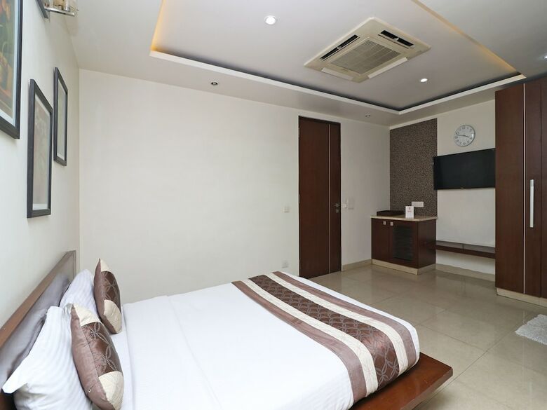 Hotel Oyo 15503 Corporate House
