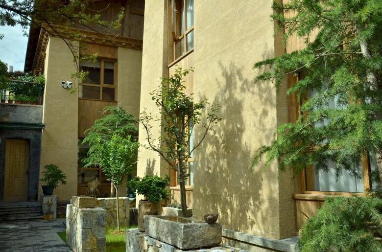Daniel Lawence Gadan Manor Hotel
