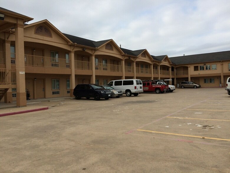 Hotel Executive Inn & Suites