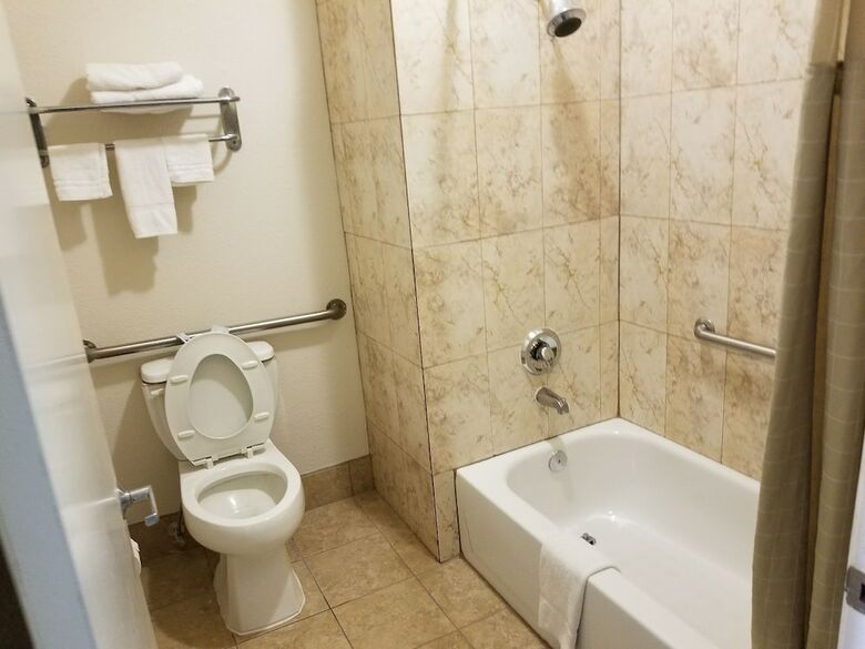 Hotel Executive Inn & Suites