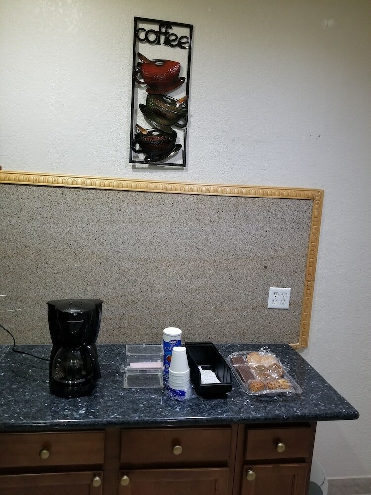 Hotel Executive Inn & Suites