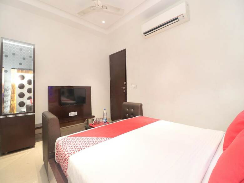Oyo 14829 Hotel J Cruise