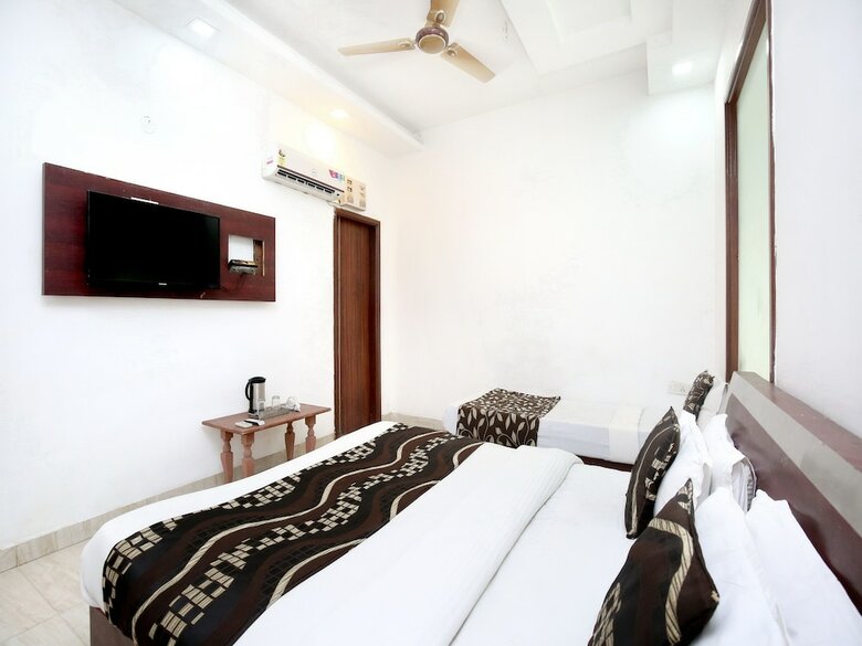 Oyo 14515 Hotel Paras Regency