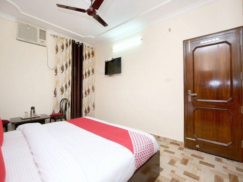 Oyo 13700 Hotel Star Palace