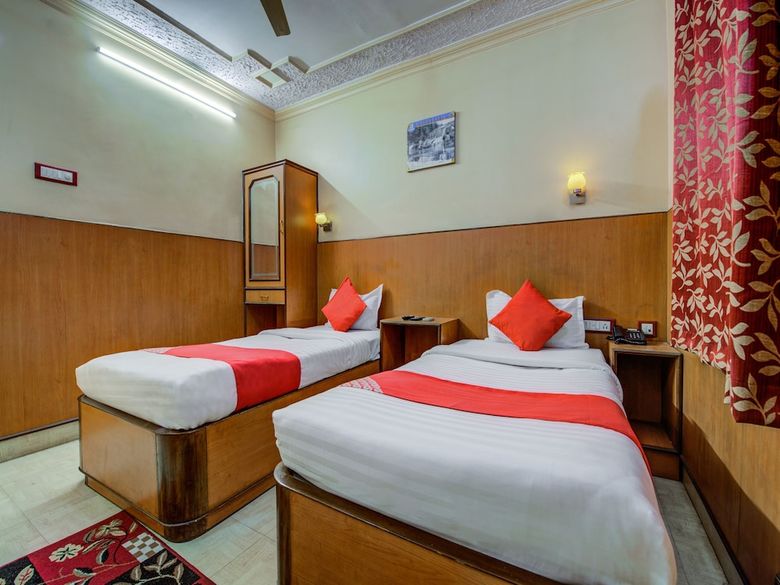 Oyo 7852 Hotel Embassy