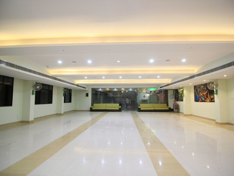 Apartamentos Oyo 14615 Aastha Krishna Dham