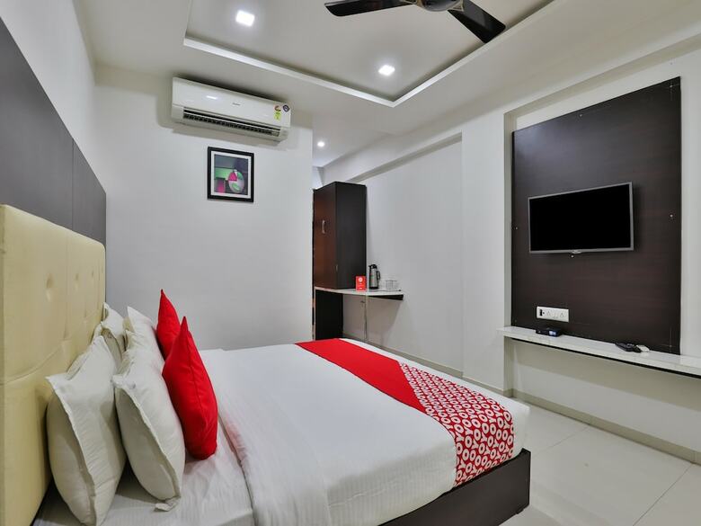 Oyo 15862 Infocity Hotel Llp