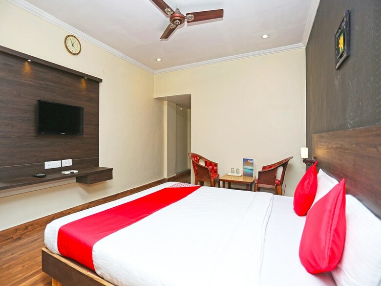 Oyo 15468 Hotel Sharda