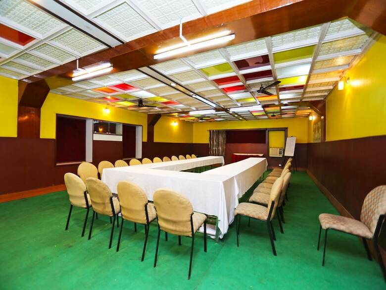 Oyo 15468 Hotel Sharda