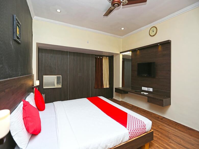 Oyo 15468 Hotel Sharda