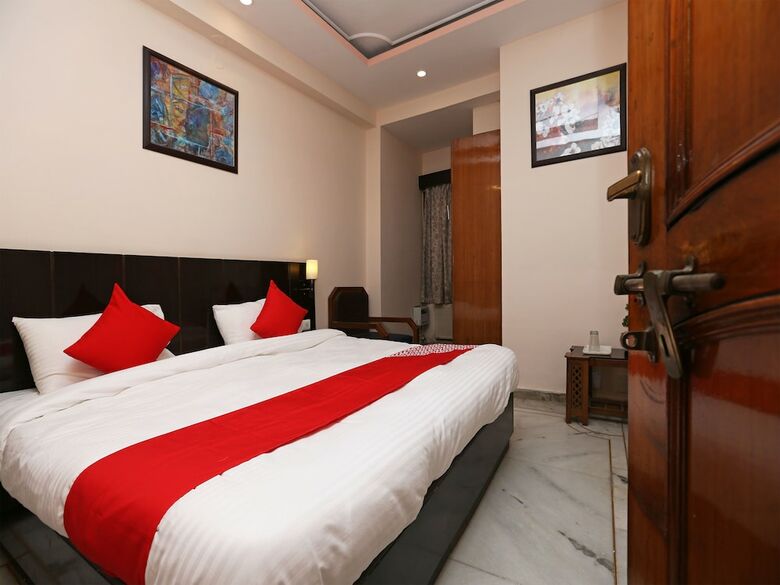 Oyo 14390 Hotel Samrat
