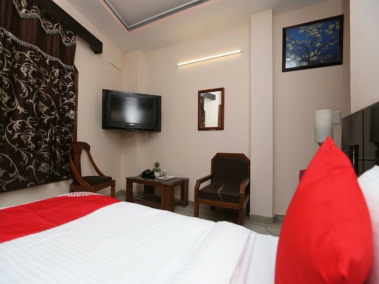 Oyo 14390 Hotel Samrat