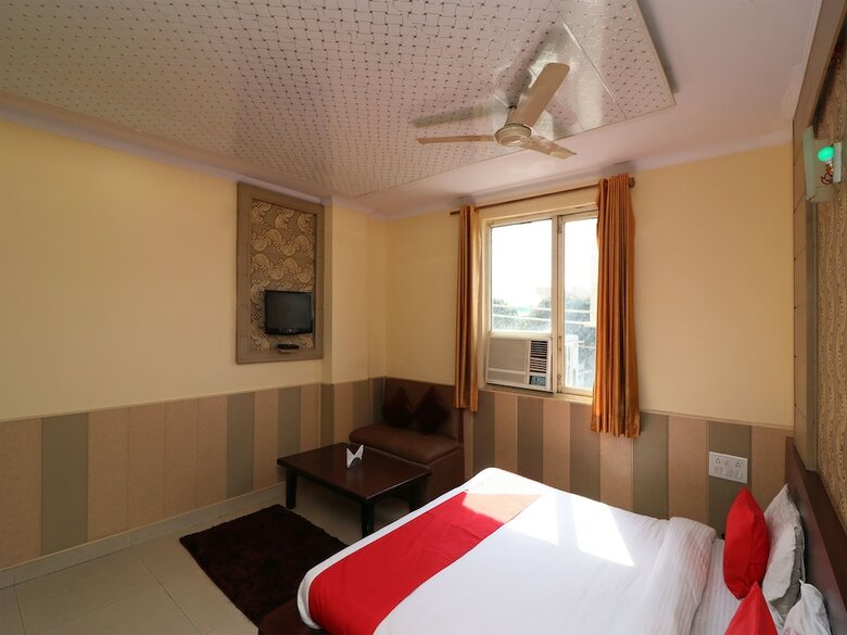 Oyo 3735 Hotel Chilana Tower