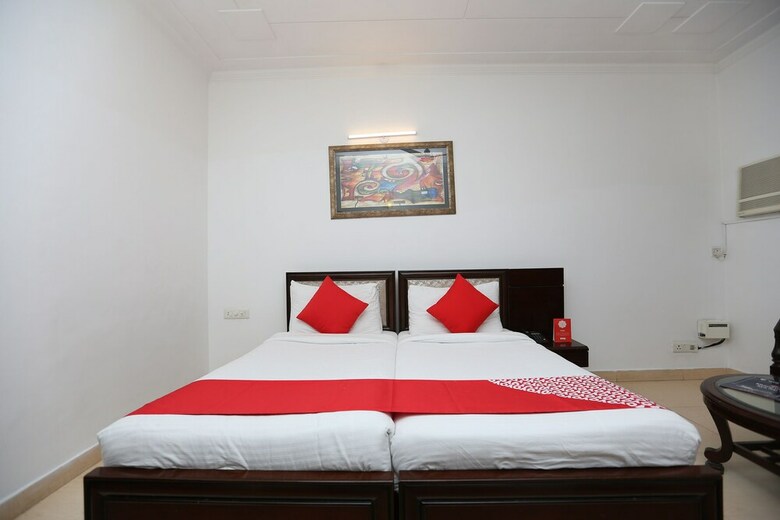 Hotel Capital O 15853 Four Sight