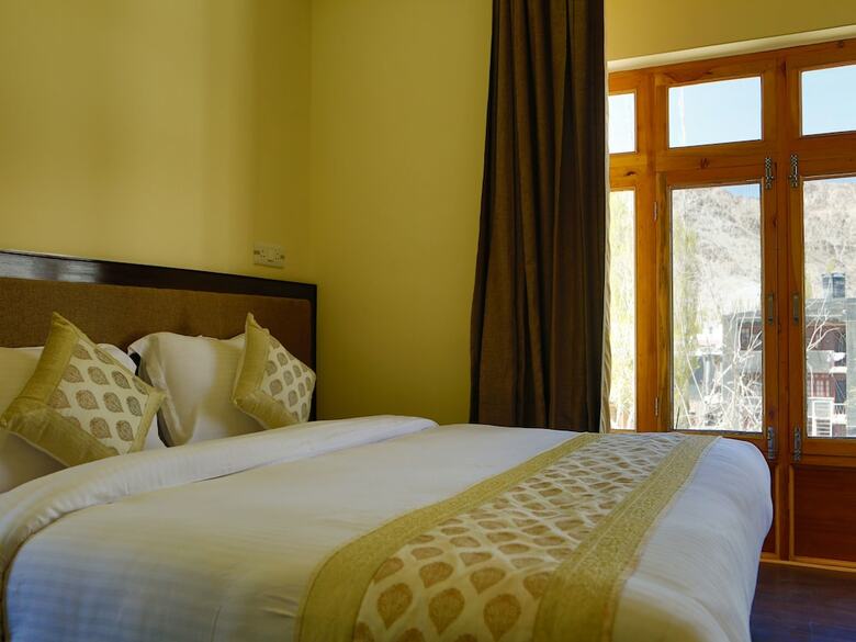 Oyo 11490 Hotel Royal Hill