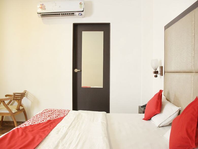 Oyo 14353 Hotel Roxas