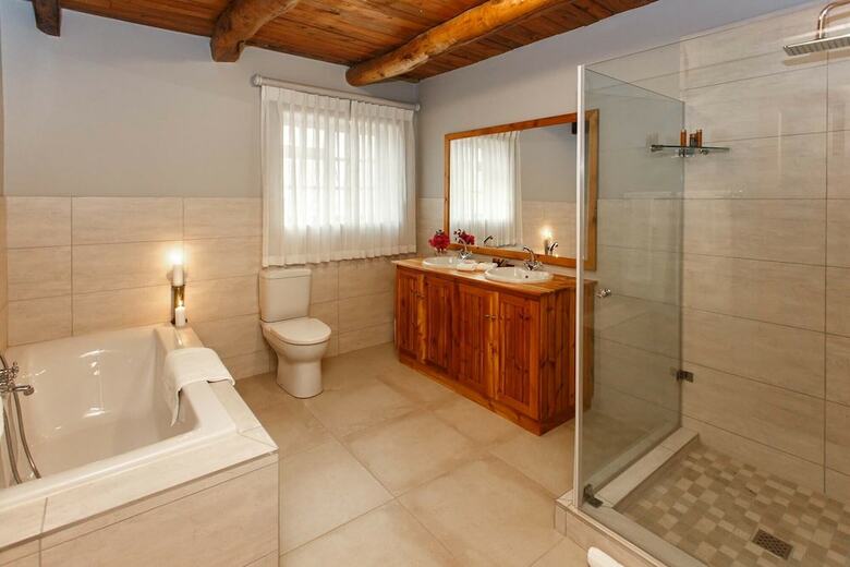 Bed & Breakfast Bakenskraal Ostrich Palace