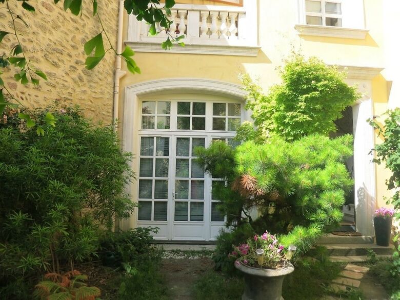 Hotel Entre Vignes Et Dentelles