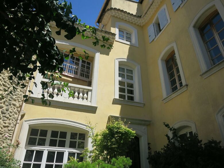 Hotel Entre Vignes Et Dentelles