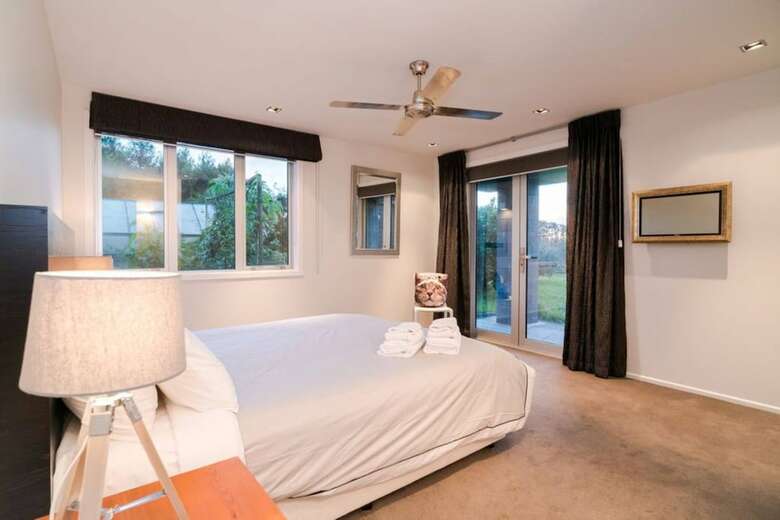 Karaka Luxury Vacation Home With Pool
