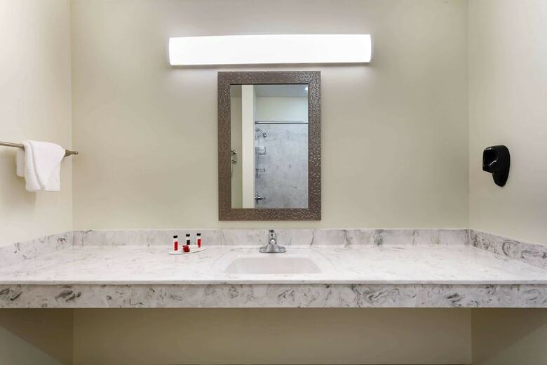 Hotel Ramada By Wyndham Hendersonville