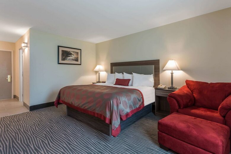 Hotel Ramada By Wyndham Hendersonville