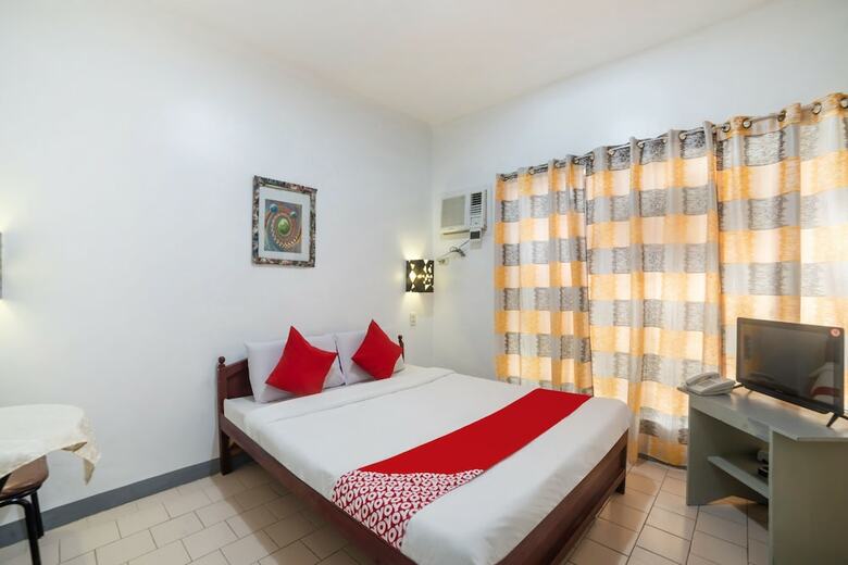 Oyo 200 Ponce Suites Art Hotel