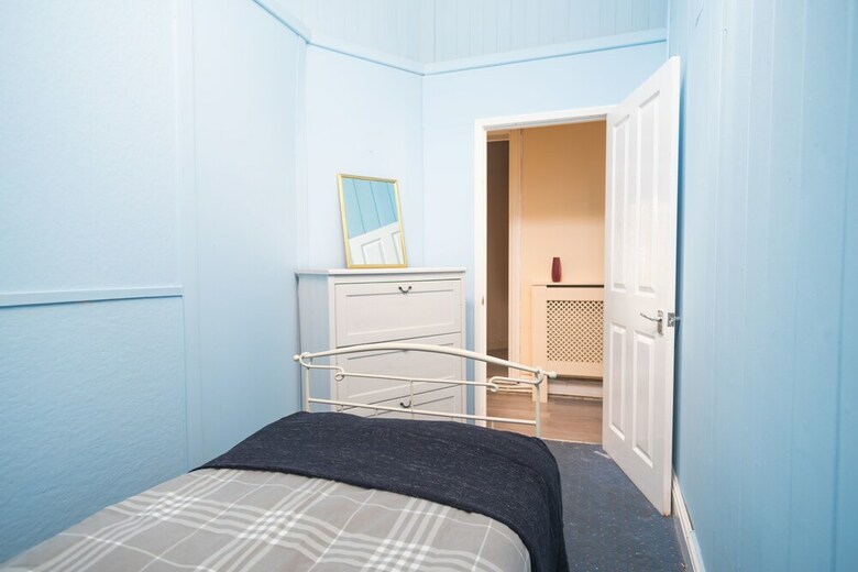 Three Bedroom Apartment Next To Pub